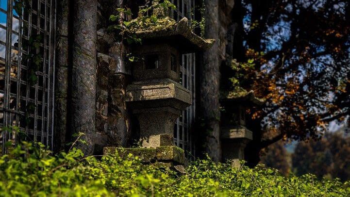 Unreal Engine 5 render — Stone lanterns in an overgrown courtyard